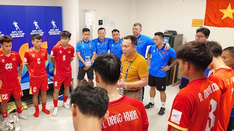 Chủ tịch VFF Trần Quốc Tuấn động viên U17 Việt Nam sau trận thua Hàn Quốc